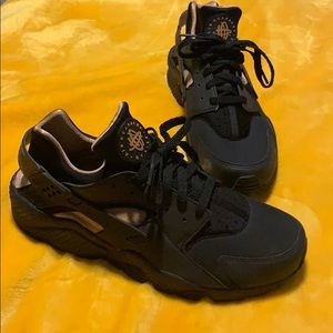 Men’s Black and gold Nike Huaraches